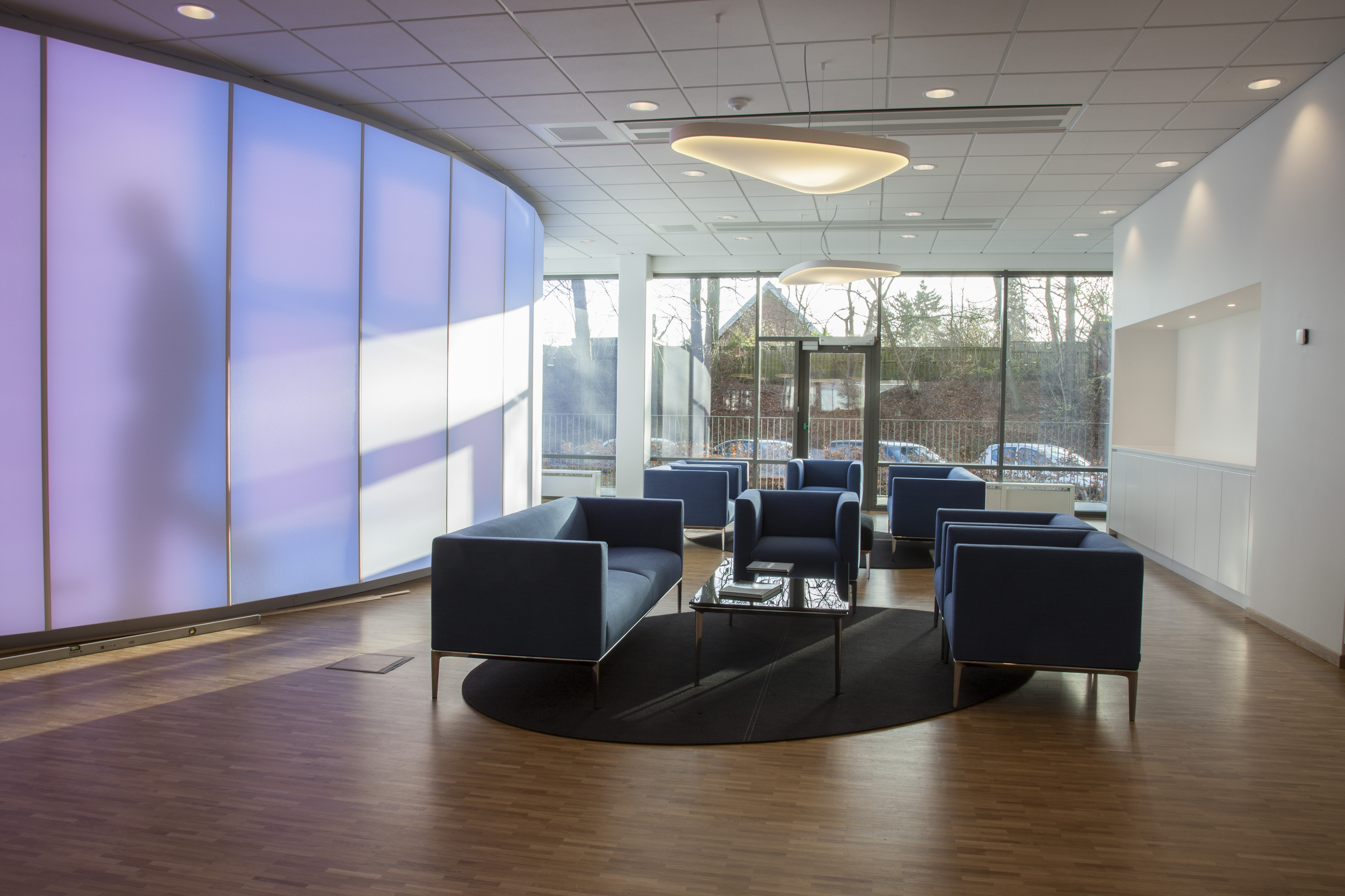 Ovalt filttæppe under sofaarrangement